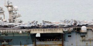 Весь ржавый: авианосец США прибыл в Таиланд после рекордного срока в море (видео)»>