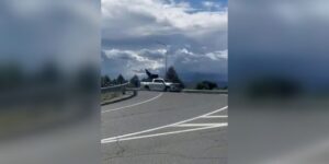 Во Владивостоке Путина окружили военной техникой: кортеж сопровождает пикап с пулеметом (видео)»>