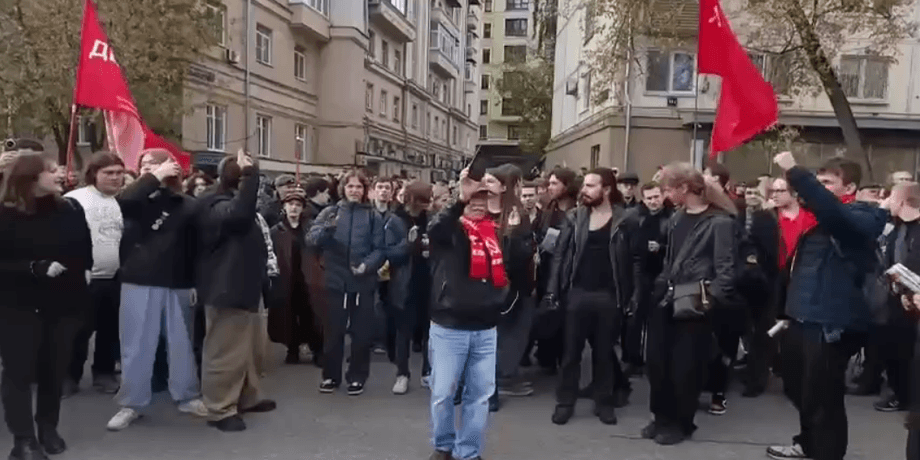 "Долой царя!": в столице РФ полиция разогнала митинг коммунистов, задержаны 60 человек (видео)