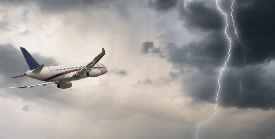 самолет молния гроза