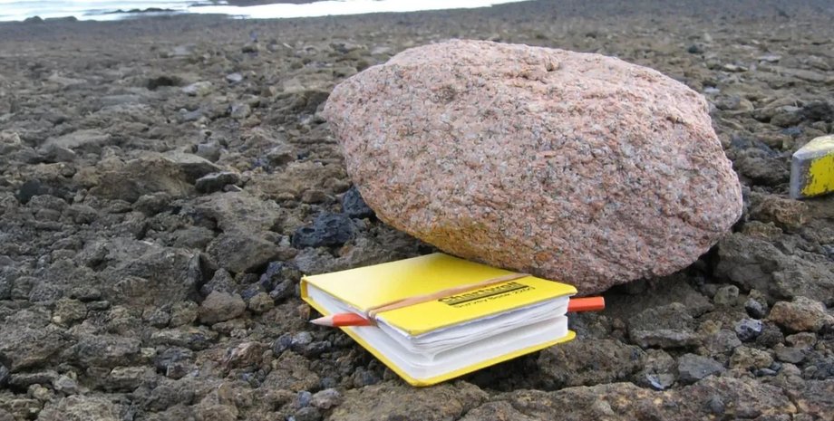 розовый валун антарктида