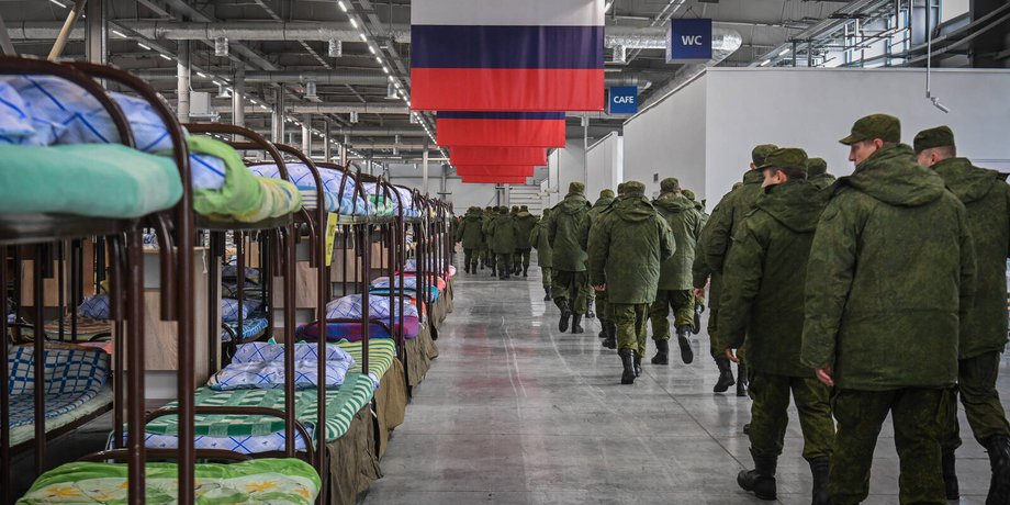 "Обманом и ложью": Кремль массово оказывает давление на людей, чтобы не объявлять мобилизацию — The Guardian