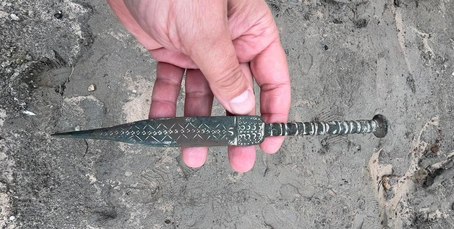 Артефакт передали археологам