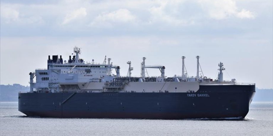 Судно РФ "Яков Гаккель" в море