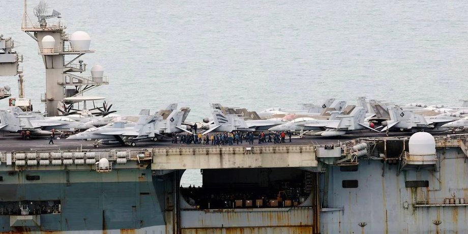 авианосец США "Авраам Линкольн" ржавый
